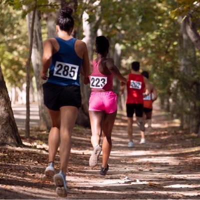 atletas protegidos com seguro para corridas de rua e caminhadas velseg seguros