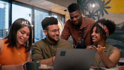 Grupo de estagiários recebendo proteção com seguro coletivo para estagiários